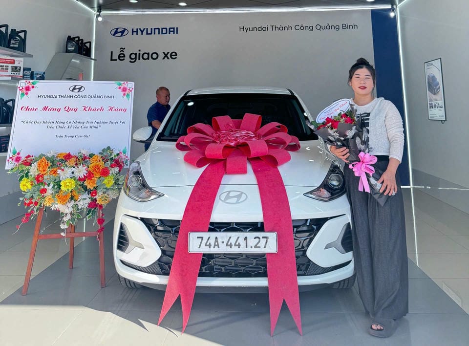 Khách hàng giao xe Hyundai i10