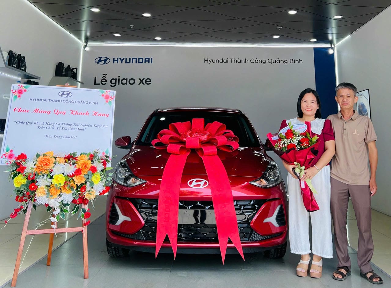Khách hàng giao xe Hyundai i10